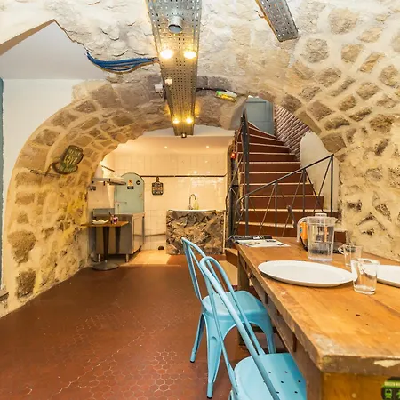 Young And Happy Latin Quarter By Hiphophostels