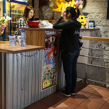 Vandrarhem Young And Happy Latin Quarter By Hiphophostels *