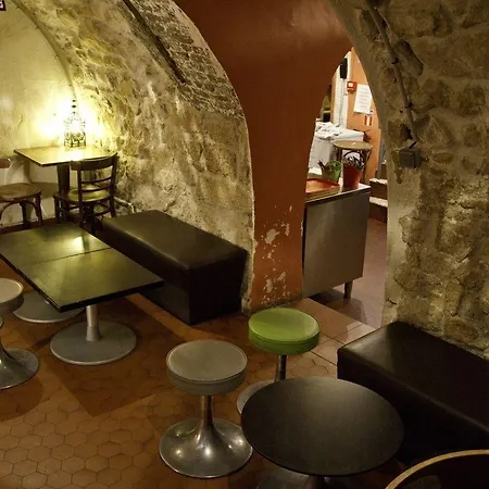 Young And Happy Latin Quarter By Hiphophostels *