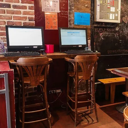 Young And Happy Latin Quarter By Hiphophostels *