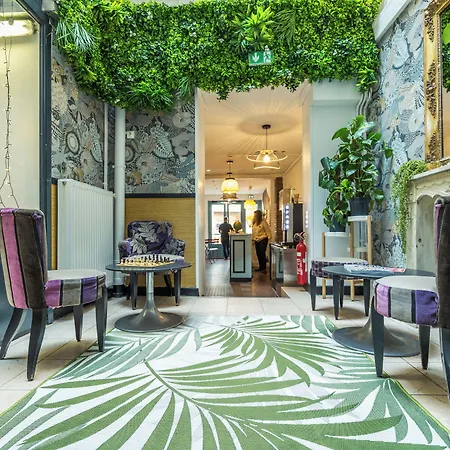 Young And Happy Latin Quarter By Hiphophostels Hostel