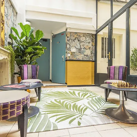 Young And Happy Latin Quarter By Hiphophostels Paris