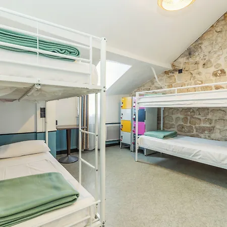 영 앤 해피 라틴 쿼터 바이 힙합호스텔스 파리