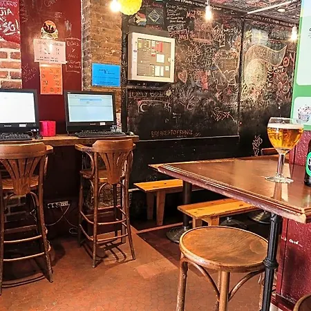 Young And Happy Latin Quarter By Hiphophostels Hostel
