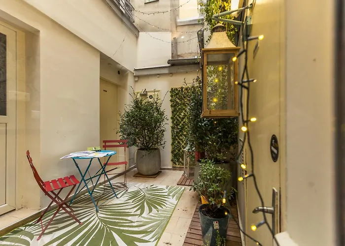 Young And Happy Latin Quarter By Hiphophostels