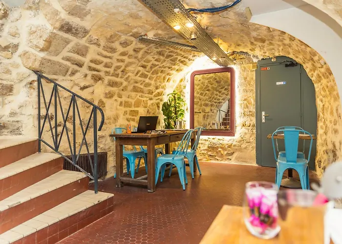 Young And Happy Latin Quarter By Hiphophostels *