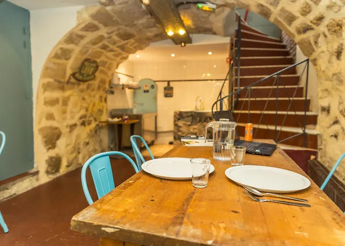 Young And Happy Latin Quarter By Hiphophostels Ostello *