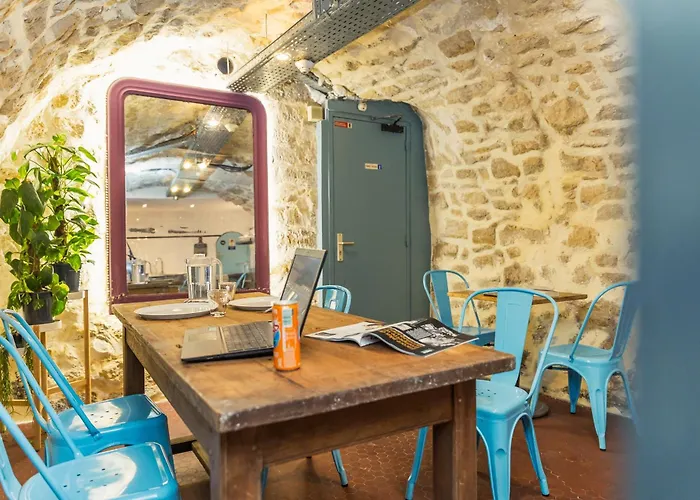 Young And Happy Latin Quarter By Hiphophostels Ostello