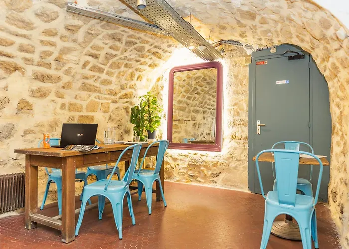 Young And Happy Latin Quarter By Hiphophostels *