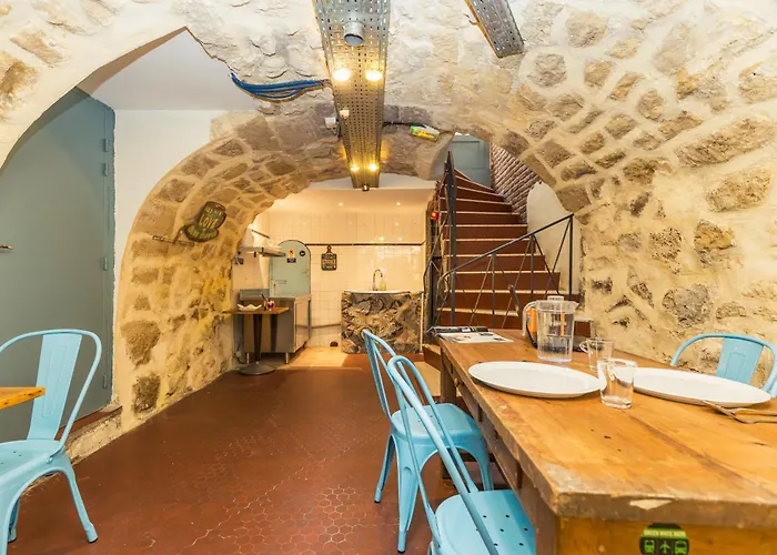 Young And Happy Latin Quarter By Hiphophostels