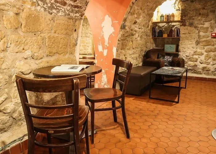 Young And Happy Latin Quarter By Hiphophostels