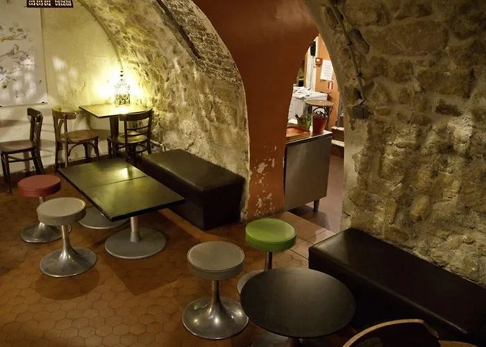 Young And Happy Latin Quarter By Hiphophostels *