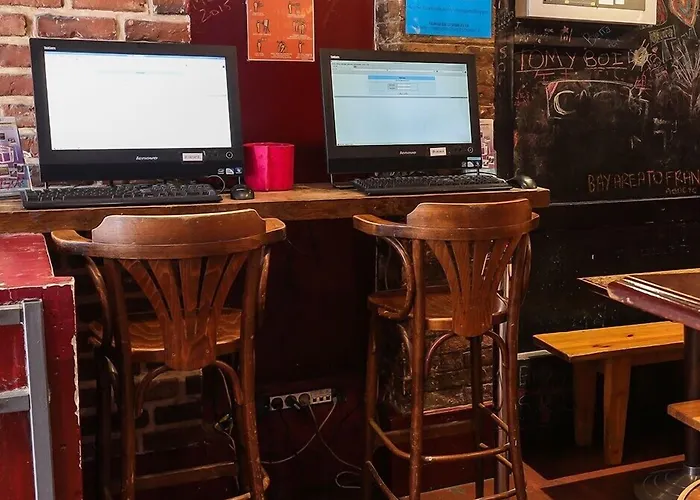 Young And Happy Latin Quarter By Hiphophostels *