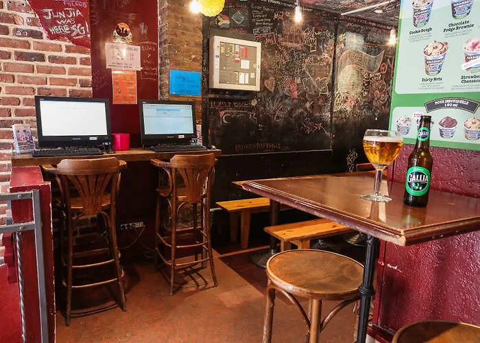 Young And Happy Latin Quarter By Hiphophostels Ostello Parigi