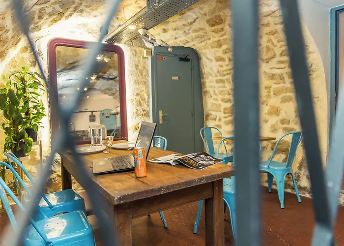 Young And Happy Latin Quarter By Hiphophostels Ostello *