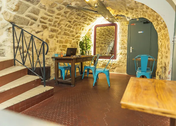 Young And Happy Latin Quarter By Hiphophostels Ostello *