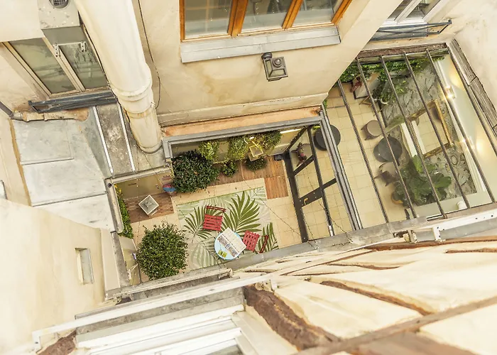 Young And Happy Latin Quarter By Hiphophostels *