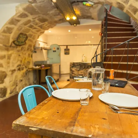 영 앤 해피 라틴 쿼터 바이 힙합호스텔스 호스텔 *