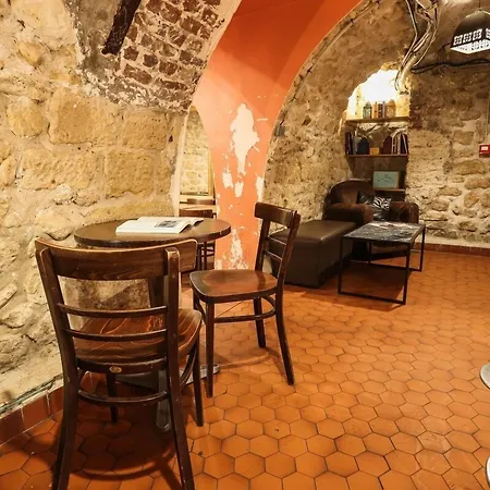 영 앤 해피 라틴 쿼터 바이 힙합호스텔스