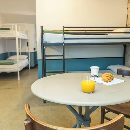 영 앤 해피 라틴 쿼터 바이 힙합호스텔스 파리