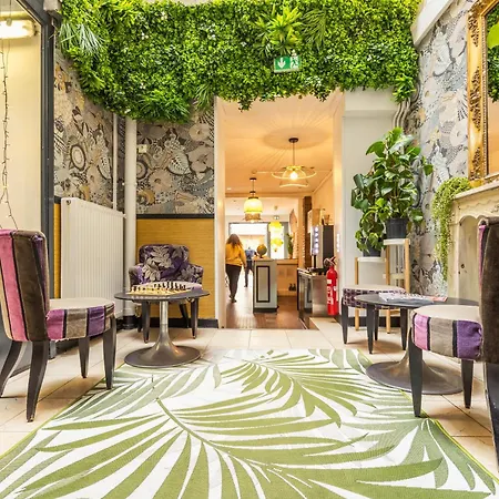 Young And Happy Latin Quarter By Hiphophostels