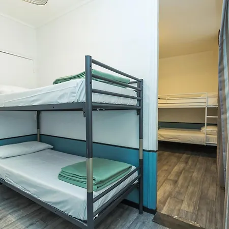 Hostal Young And Happy Latin Quarter By Hiphophostels