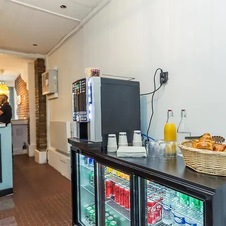 Hostal Young And Happy Latin Quarter By Hiphophostels