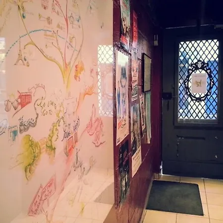 Young And Happy Latin Quarter By Hiphophostels * París